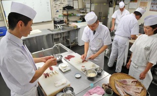 "Des fois je pleure... mais le soir, à la maison". Bienvenue à l'une des rares écoles de sushis à Tokyo, où ça ne rigole pas tous les jours.