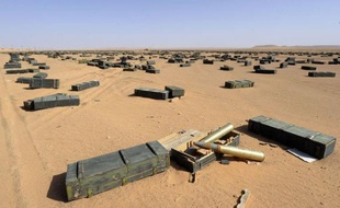 Elles dorment sans surveillance dans d'immenses stocks dans le désert libyen ou traînent dans les ruines de Syrte, dernier refuge de Mouammar Kadhafi: des milliers de tonnes de munitions présentent encore une menace mortelle pour la région dévastée, et bien au-delà