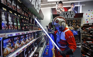 Certains fans, comme ici à Hong-Kong, sont venus déguisés pour découvrir les nouveaux produits dérivés dans les enseignes ouvertes spécialement ce vendredi 4 septembre à minuit.