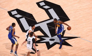 Durant s'apprête à attaquer la défense des Spurs.