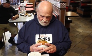 Michael Hanline face à son premier burger depuis 36 ans.