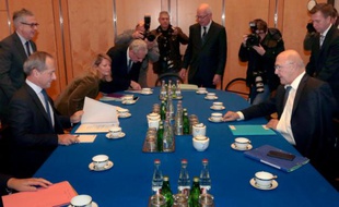 Le ministre des Finances Michel Sapin (d) lors d'une rencontre avec des dirigeants d'établissements bancaires, le 18 janvier 2016 à Paris