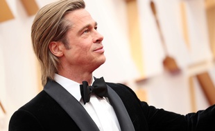 Brad Pitt arrive à la cérémonie des Oscars, le 9 février 2020, à Los Angeles.