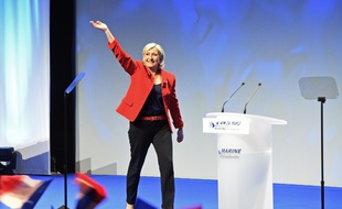La candidate FN Marine Le Pen à l'élection présidentielle, le 26 mars 2017 en meeting à Lille
