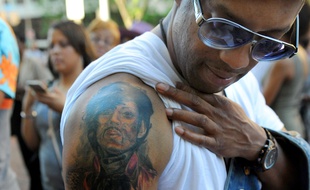 Un fan de Prince montre son tatouage du musicien, le 10 mai 2015, à Baltimore.
