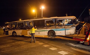 Le car scolaire a été éventré par la ridelle d'un camion de chantier qui s'est ouvert en le croisant./Credit:JEAN MICHEL NOSSANT/SIPA/1602120717