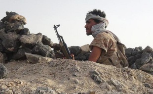 Un Yéménite du Comité de résistance populaire surveille la zone de Algevinh à l'Est de Sanaa le 2 juin 2015