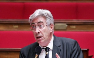 Des parlementaires ont jeté jeudi un pavé dans la mare sur l'épineux dossier du gaz de schiste, avec un rapport favorable à une exploration et une exploitation "maîtrisées" de cette ressource énergétique qui divise, perspective pourtant rejetée par le gouvernement.