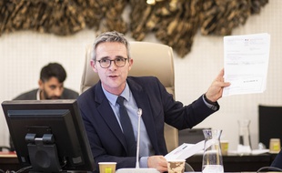 Stéphane Troussel, le président (PS) du conseil départemental de Seine-Saint-Denis, présente la «facture d'égalité» de 347 millions envoyée à Emmanuel Macron par le département, le 29 novembre 2018.