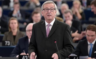 Le président de la Commission européenne Jean-Claude Juncker (c) annonce un plan d'investissements, le 26 novembre 2014 au Parlement européen de Strasbourg