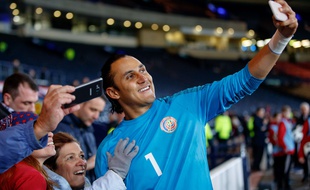 Keylor Navas, le gardien du Costa Rica, avec des fans, à l’occasion du match amical contre l’Ecosse à Glasgow, le 23 mars 2018.