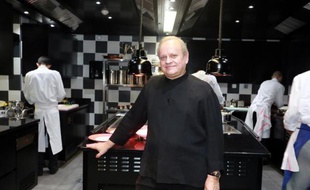 Le chef Joël Robuchon le 6 décembre 2014 dans son restaurant "La Grande maison" à Bordeaux
