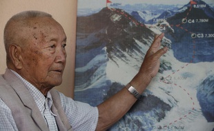 Min Bahadur Sherchan montre, le 11 avril 2017, le chemin qu'il entend emprunter pour récupérer son record. Une tentative qui lui sera fatale.