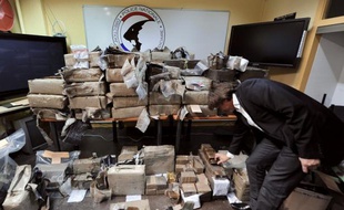 Des peines de dix ans de prison ont été requises lundi à Lyon contre deux hommes arrêtés lors d'une saisie record de drogue en 2010, l'un des plus gros dossiers gérés par Michel Neyret, l'ex-numéro deux de la police judiciaire de la ville incarcéré dans une affaire de corruption présumée.
