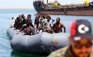Des migrants secourus près des côtes libyennes en mer Méditerranéenne arrivent à la base de Tripoli, en Libye, le 5 mai 2017.