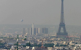 Paris victime de pollution à l'ozone, le 16 juin 2003.