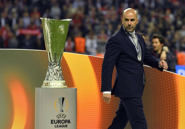 Finaliste malheureux de la Ligue Europa en 2017 (0-2 contre Manchester United), Peter Bosz n'a toujours pas remporté le moindre trophée majeur dans sa carrière d'entraîneur.