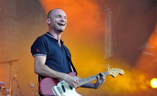 Gaetan Roussel en concert au Festival Solidays à Paris, le 26 juin 2011.