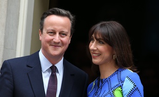 Le Premier ministre britannique David Cameron et sa femme Samantha pdevant le 10 Downing Street à Londres, le 8 mai 2015. Credit:BOISIERE/SIPA.