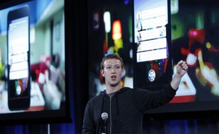 Mark Zuckerberg présente Facebook Home, le 4 avril 2013, à Menlo Park, en Californie.