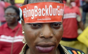 Une femme avec un bandeau réclamant le retour de nos filles ("Bring back our girls"), manifeste à Lagos, le 29 mai 2014