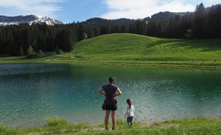 Les Français plébiscitent les montagnes avec des lacs pour cet été, ici le Lac de Javen en Haute-Savoie