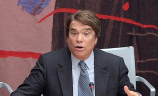 La garde à vue de l'homme d'affaires Bernard Tapie, qui a débuté lundi matin à Paris, a été prolongée mardi par les juges enquêtant sur l'arbitrage controversé du litige qui l'opposait au Crédit Lyonnais sur la vente d'Adidas, a-t-on indiqué de source judiciaire.