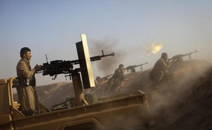 Des combattants kurdes peshmergas tiennent une position à Gwer, à 40 km au sud d'Erbil, le 15 septembre 2014 en Irak