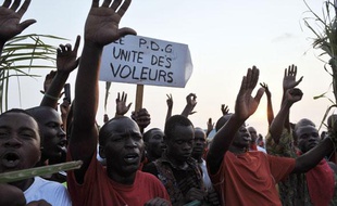 Des partisans d'un des candidats à l'élection présidentielle au Gabon, Pierre Mamboundou, manifestent à Libreville le 2 septembre 2009, dans l'attente des résultats.