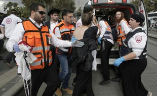 Des secouristes s'occupe d'un Israélien blessé au couteau par un Palestinien, le 30 octobre 2015 à Jérusalem