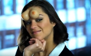 Marion Cotillard dans le sketch «Forehaed Tittaes» du site Funny Or Die.