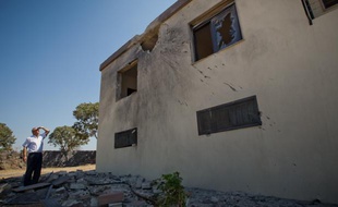 Toni Antonios, maire du village chrétien de Minjez bombardé par la Syrie dans la région du Akkar au Liban, montre les dégats, le 15 septembre 2012.