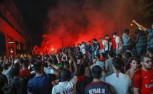 Les supporters parisiens après la victoire en demi-finale