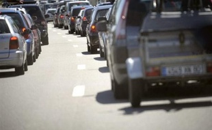 Ultime ruée vers les magasins et centres commerciaux avant le réveillon, déplacements pour rejoindre proches ou amis, départs vers les stations de ski : Noël s'annonce animé sur les routes même si Bison futé ne sort pas son carton rouge en cette période festive.