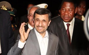 En tournée en Afrique de l'Ouest, le président iranien Mahmoud Ahmadinejad a nié lundi l'intention de Téhéran de se doter de la bombe atomique, tout en dénonçant l'attitude "colonialiste" des pays riches qui exploitent les plus pauvres.