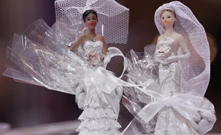 Figurines symbolisant le mariagepour tous au salon du mariage à Strasbourg, le 6 janvier 2013.