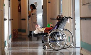 Un enfant, dans le couloir d'un hôpital (illustration).