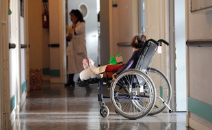 Hospitalisation des enfants : Un rapport pointe les faiblesses de la prise en charge. Un enfant, dans le couloir d'un hôpital (illustration).