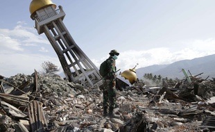 Un soldat indonésien se tient sur des décombres, le 6 octobre 2018.