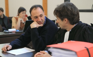 Le docteur Raphaël Moog –et son avocat Bernard Alexandre– est accusé d'homicide involontaire après le décès de Maxime Walter, 15 ans, le 30 mars 2015, au tribunal de Strasbourg.