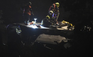 Les secours belges s'activent sur le toit d'un train de passagers accidenté, à Saint-Georges-sur-Meuse, le 5 juin 2016.