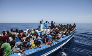 Photo fournie par l'ONG MOAS (Migrant Offshore Aid Station) montrant des migrants à bord d'un bateau en Méditerranée
