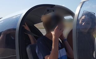 Un jeune effectue son baptême de l'air à Montpellier.