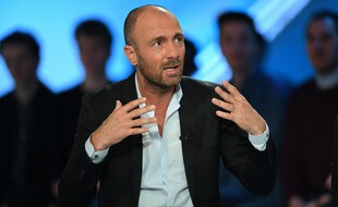 Dugarry, ici sur le plateau du CFC, est à la fois en colère et soulagé par le départ du fonds vautours nommé King Street.