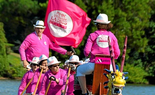 Les Pink Ladies rament au son du tambour, comme le veut la tradition.