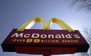 Le géant des hamburgers McDonald's se lance sur le lucratif marché du café aux Etats-Unis, en distribuant expressos et capuccinos, un créneau jusqu'ici dominé par Starbucks.