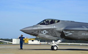 Un chasseur F-35C américain vient de se poser sur la base aérienne d'Oceania à Virginia Beach aux Etats-Unis le 28 octobre 2014