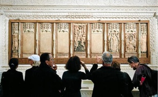 Les quatre bas-reliefs manquants ont été remplacés par des plaques d'albâtre gravées.