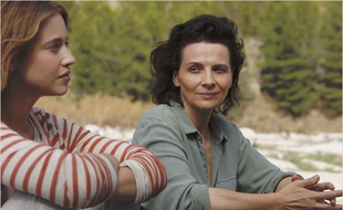 Lou de Laâge et Juliette Binoche dans L'Attente