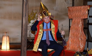Le prince William revêtant les vêtements et le casque d'un samouraï, lors d'une visite au Japon, le 28 février 2015.